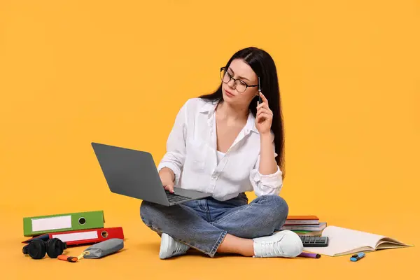 Estudante Com Laptop Sentado Entre Livros Artigos Papelaria Fundo Amarelo Imagens De Bancos De Imagens