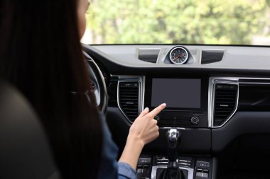 Arabasını sürerken navigasyon sistemini kullanan kadın, kapat