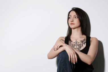 Açık arkaplanda dövmeli güzel bir kadının portresi. Metin için boşluk