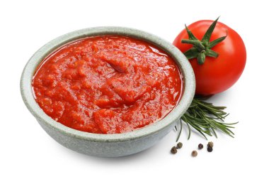 Kâse içinde ev yapımı domates sosu ve beyaz üzerine izole edilmiş taze malzemeler.