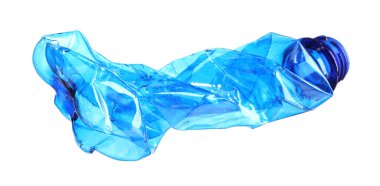 Kırışmış tek kullanımlık plastik şişe beyaza izole edilmiş.