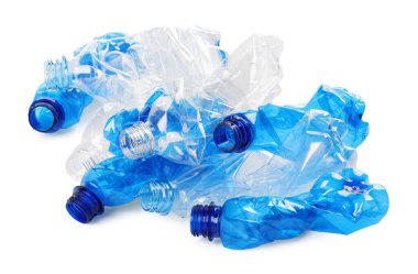 Kırışmış tek kullanımlık plastik şişeler beyaz arka planda
