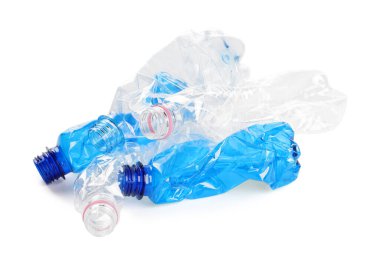 Kırışmış tek kullanımlık plastik şişeler beyaz arka planda