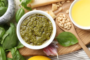 Tabakta pesto sosu, fesleğen, çam fıstığı, sarımsak, yağ ve peynir.