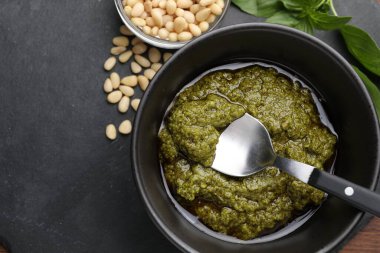 Siyah masada leziz pesto sosu yiyorum. Metin için boşluk
