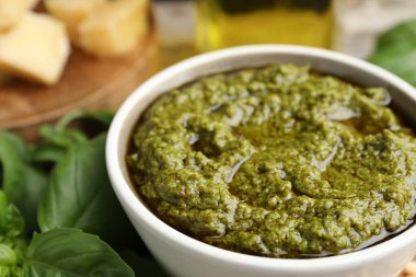 Lezzetli pesto sosu kasede fesleğen de masada, yakın plan.