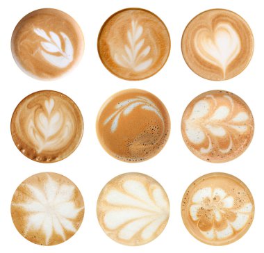 Sütlü kahve köpüğü, beyaz üzerine izole edilmiş.