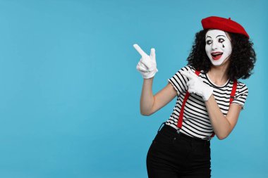 Açık mavi arkaplanda bereli komik bir mayın, metin için boşluk