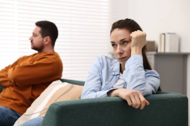 İçeride tartıştıktan sonra birbirlerini görmezden gelmeleri, seçici bir odak noktası. İlişki sorunları