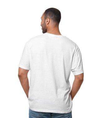 Beyaz arka planda tişört giyen bir adam var.