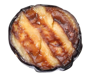 Bir dilim leziz ızgara patlıcan, beyaz üzerine izole edilmiş.