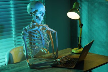 Bekleme konsepti İnsan iskeleti ahşap masada oturuyor.