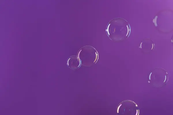 Hermosas Burbujas Jabón Transparente Sobre Fondo Violeta Espacio Para Texto Imagen De Stock
