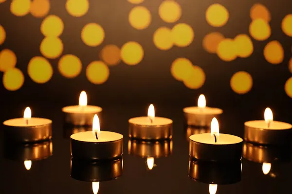 Polttaa Kynttilöitä Peilin Pinnalla Pimeydessä Bokeh Vaikutus tekijänoikeusvapaita kuvapankkikuvia