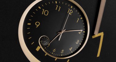 Sonsuzluk ve diğer zaman ilgili kavramlar, afiş tasarımı. Siyah saat yüzü spiral, fraktal desende bükülmüş.