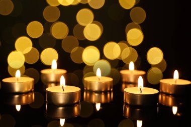 Ayna yüzeyinde mum yakmak Karanlıkta, bokeh etkisi