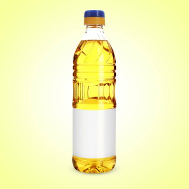 Açık sarı arka planda boş etiketli plastik şişede pişirme yağı. Tasarım için model