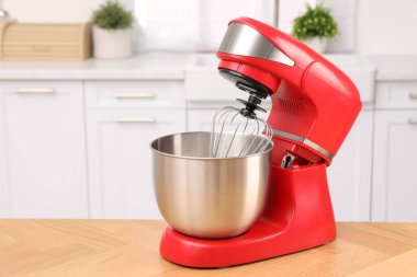 Mutfaktaki ahşap masada modern kırmızı stand mikseri, metin için yer