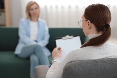 Ofiste hastayla çalışan profesyonel psikoterapist.