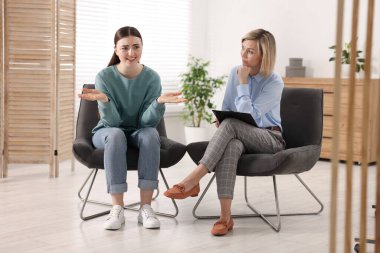 Ofiste hastayla çalışan profesyonel psikoterapist.