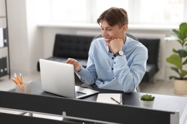Ofisteki masadaki Webinar sırasında görüntülü konuşma kullanan adam