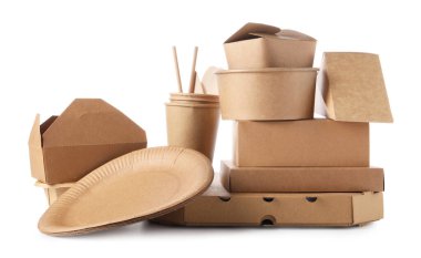 Çevre dostu yiyecek paketleri ve sofra takımı beyaza izole edildi