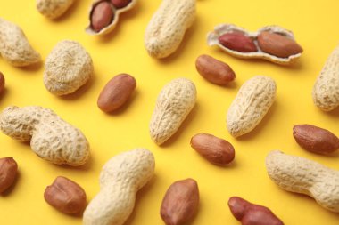 Sarı masada taze fıstıklar, manzaranın üstünde.