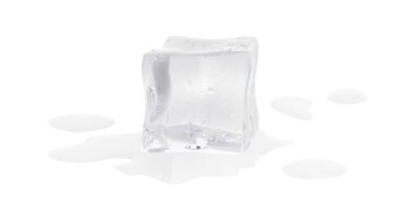 Bir eriyen kristal berrak buz küpü beyaza izole edilmiş.