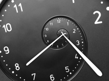 Sonsuzluk ve diğer zamanlarla ilgili kavramlar. Siyah saat yüzü spiral, fraktal desende bükülmüş.