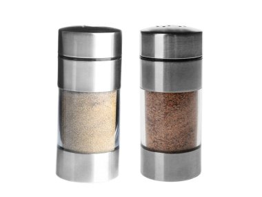 Beyaz üzerine izole edilmiş farklı biber türleri ile karıştırıcılar