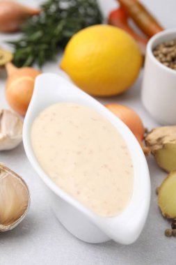 Taze salamura ve açık gri masada farklı malzemeler, yakın plan.