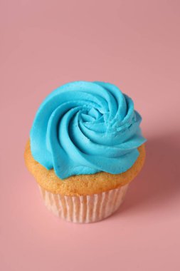 Pembe arka planda parlak kremalı lezzetli kek.