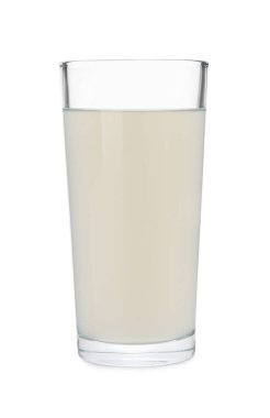 Bir bardak hindistan cevizi suyu beyaza izole edilmiş.