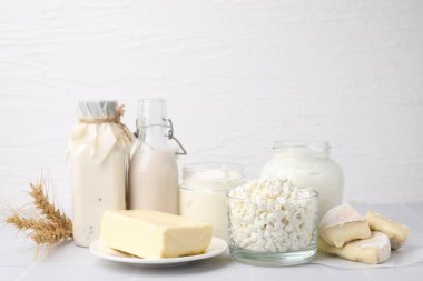 Beyaz masadaki farklı süt ürünleri ve çiviler