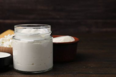 Tahta masadaki farklı taze süt ürünleri, metin için yer