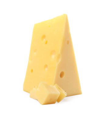 Beyaz üzerinde izole taze lezzetli peynir kesme