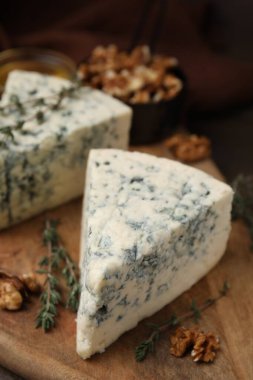 Tahta masada kekik ve ceviz ile lezzetli mavi peynir, yakın plan.