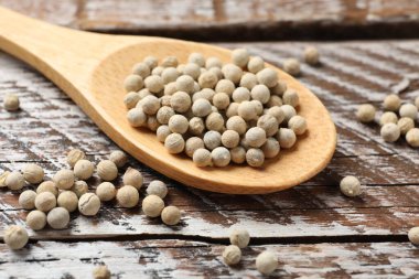 Aromatik baharat. Tahta masada beyaz biber, yakın plan.