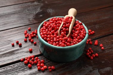 Aromatik baharat. Kasede kırmızı biber ve ahşap masada kepçe, yakın plan.