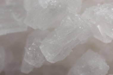 Arkaplan olarak beyaz doğal tuz, yakın görünüm