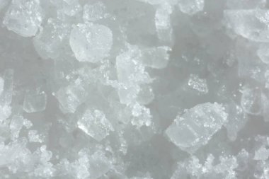 Arka plan olarak beyaz doğal tuz, üst görünüm