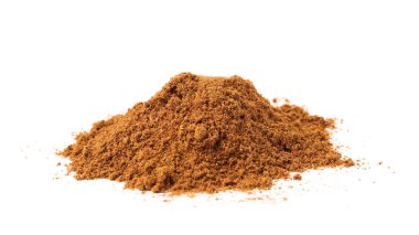 Aromatik baharat. Kırmızı biber beyaz üzerine izole edilmiş.