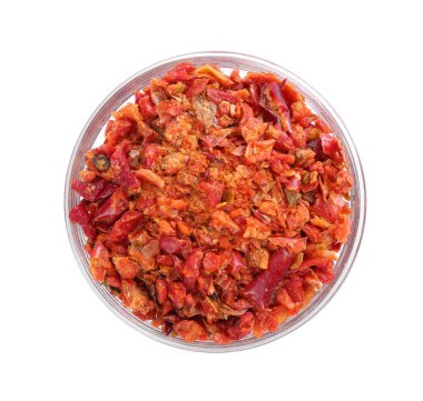 Aromatik baharat. Kırmızı biber taneleri beyaz kasede izole edilmiş, üst manzara.