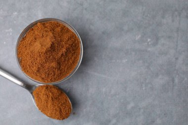 Gri masada kırmızı biber, üst manzara. Metin için boşluk