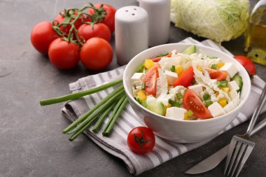 Gri masada servis edilen Çin lahanalı lezzetli salata.