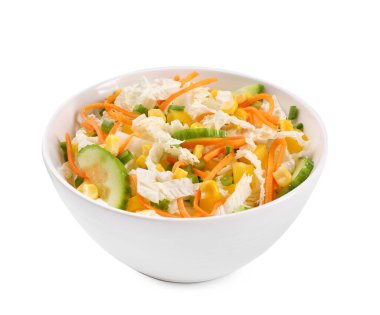 Çin lahanalı, havuçlu, mısırlı ve salatalıklı leziz salata.