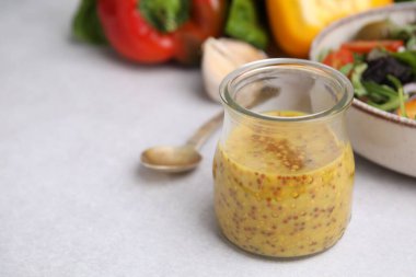 Işık masasındaki kavanozda lezzetli sirke bazlı sos (Vinaigrette), yakın plan. Metin için boşluk