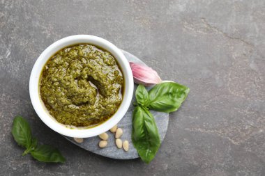 Lezzetli pesto sosu, fesleğen, çam fıstığı ve sarımsak. Metin için boşluk