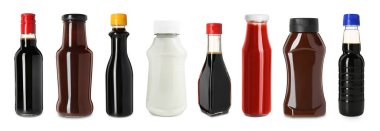 Farklı lezzetli soslar beyaz sette izole edilmiş.