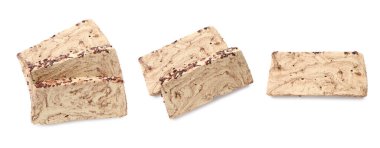 Lezzetli çikolata halkası parçaları beyaz sette izole edilmiş.